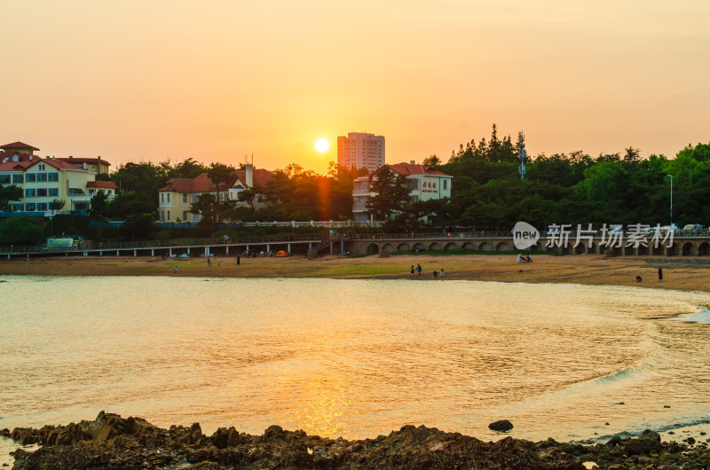 青岛太平角公园海边的夕阳风景