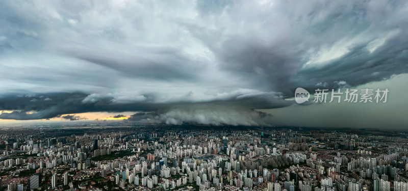 城市上空乌云压顶景象