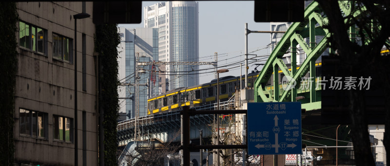 城市中列车穿行于高架桥上的景象