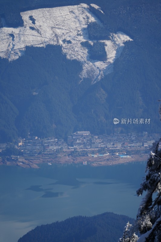 四川眉山瓦屋山景区雪山湖畔的宁静小镇