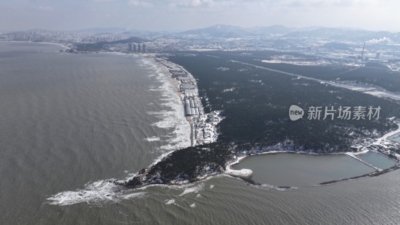 航拍俯瞰威海双岛湾帽角冬季雪景