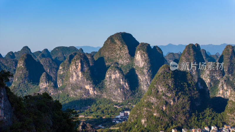 广西阳朔十里画廊月亮山