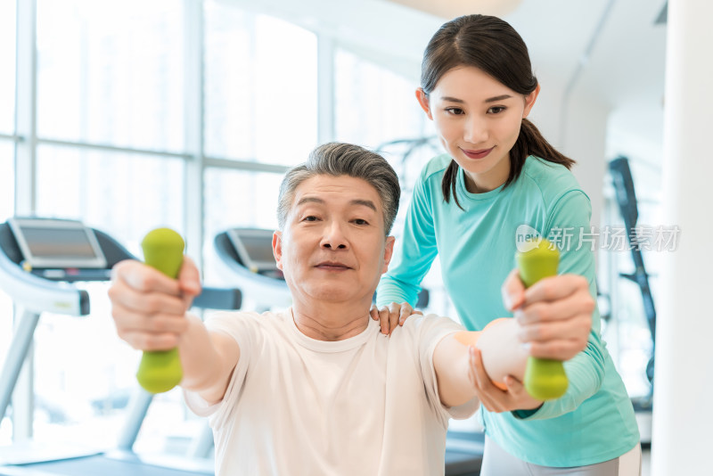 老年男子在私教的指导下健身