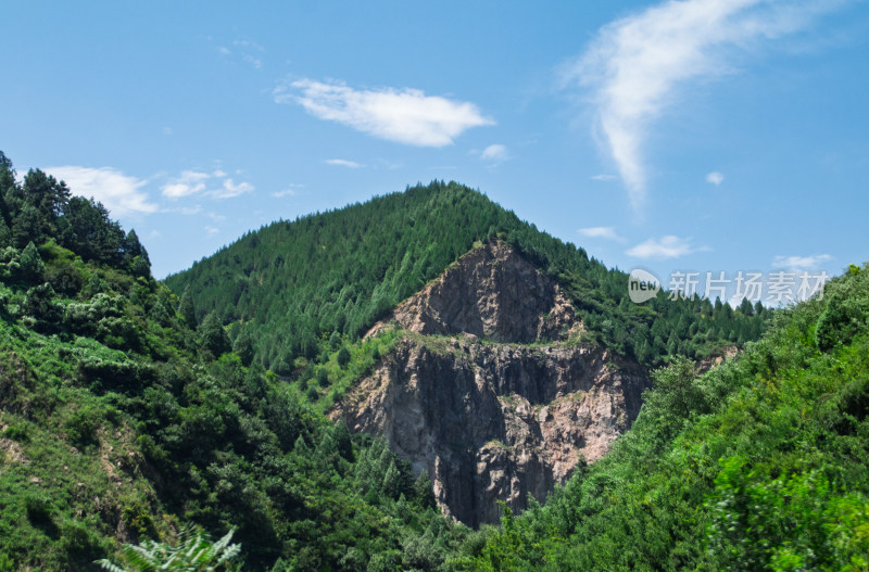 秦岭山区葱郁青山蓝天白云自然景观