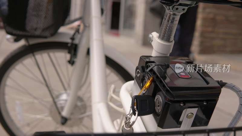 自行车电池及钥匙特写