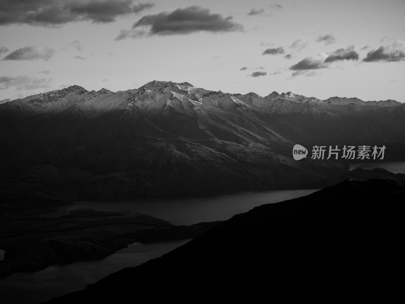 新西兰Roys Peak 日出时刻的罗伊峰山顶