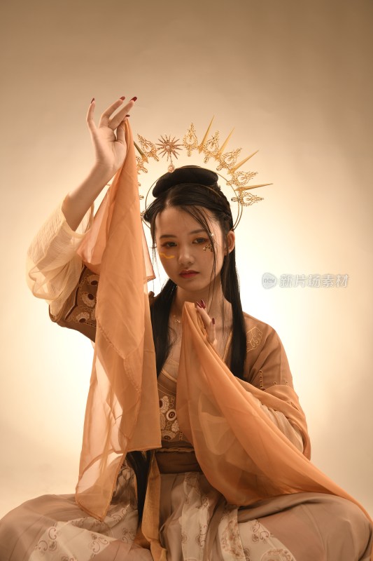 古风女子持纱饰姿