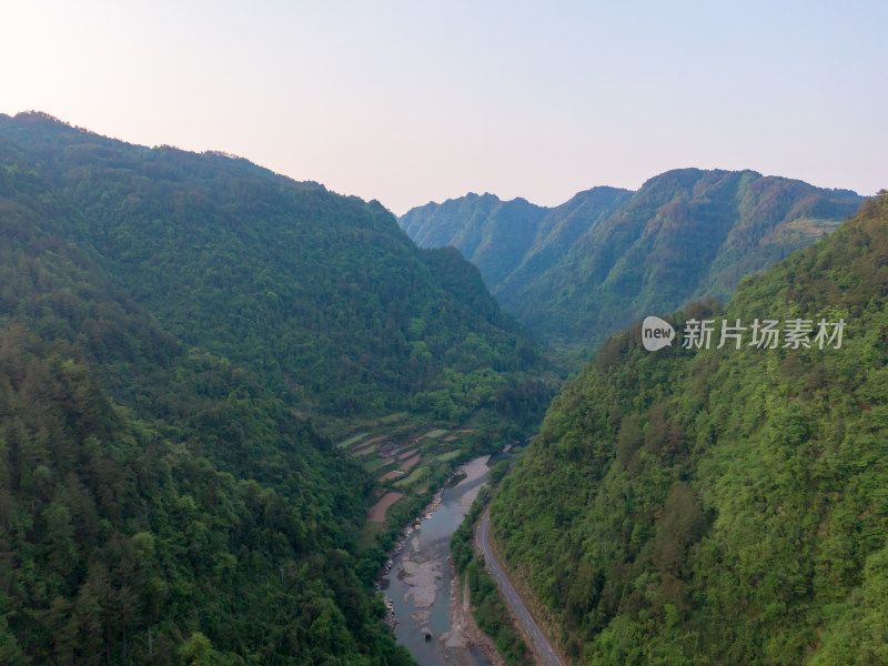 山谷溪流青山绿水航拍图