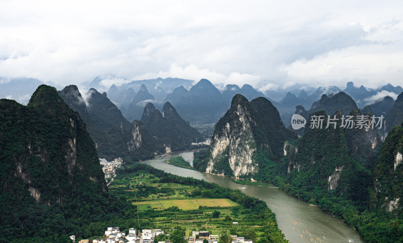 云雾缭绕的广西桂林漓江山水全景