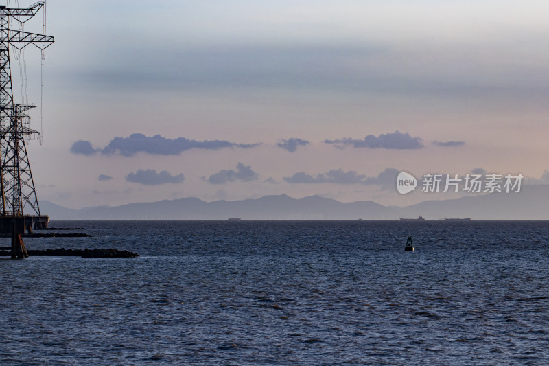 黄昏时的深圳西湾与深中通道