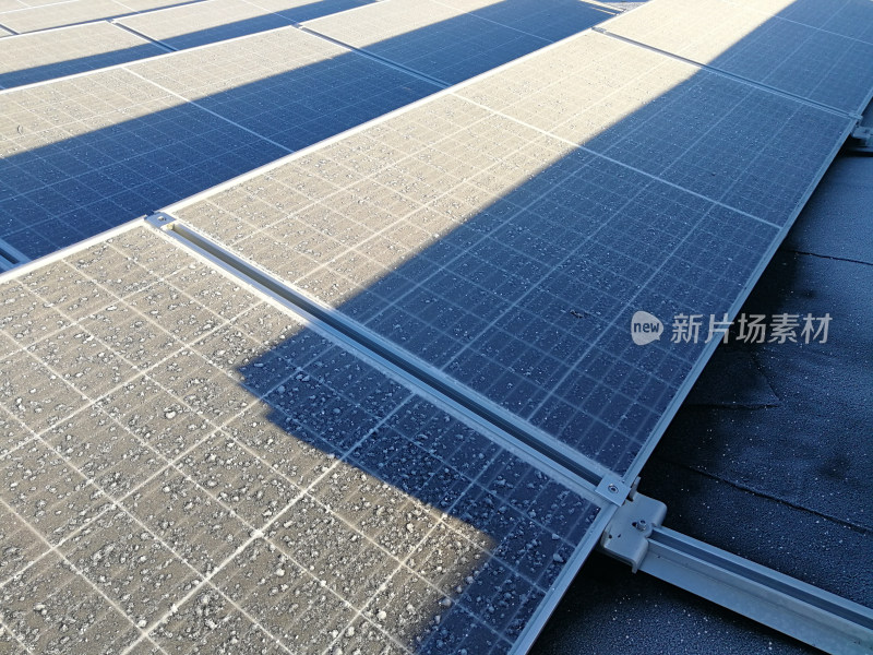屋顶太阳能电池板特写