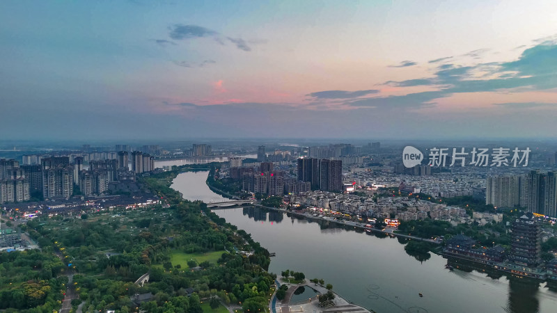 夕阳下的眉山城市风光航拍图