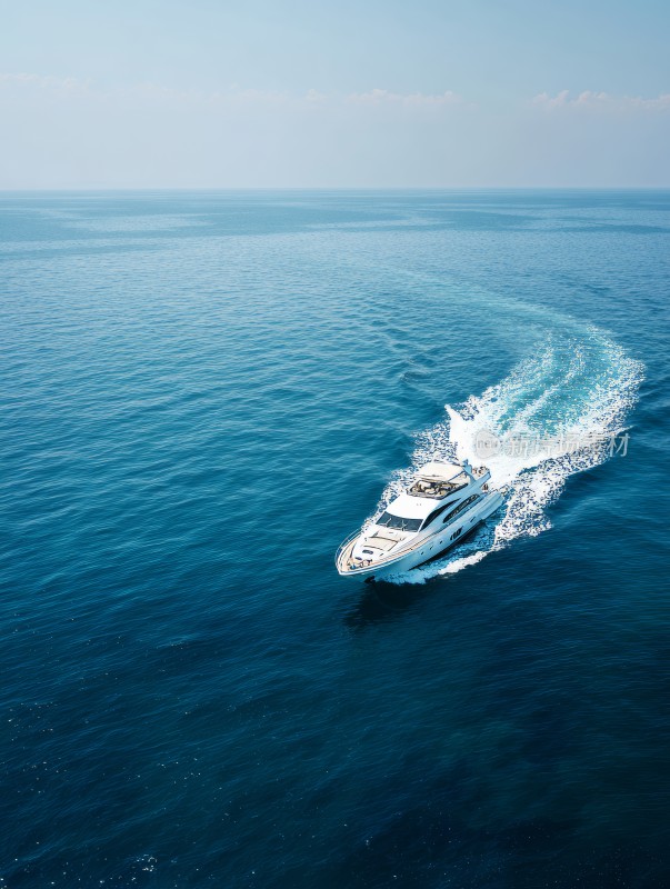 蓝天碧海上的游艇帆船 扬帆起航