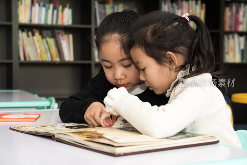 两个在图书馆阅读的中国女孩