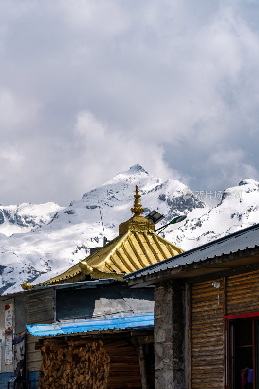 西藏山南雪山公路高原上的蜿蜒之路