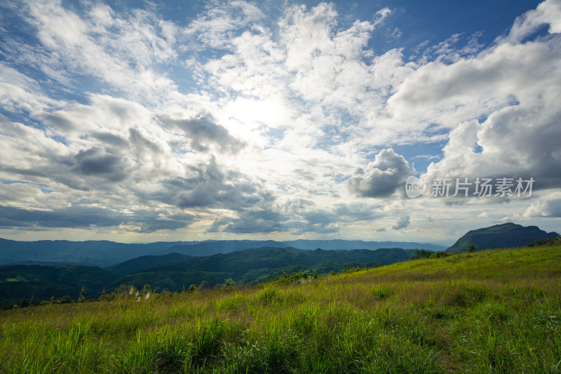 蓝天白云下的山峦田野