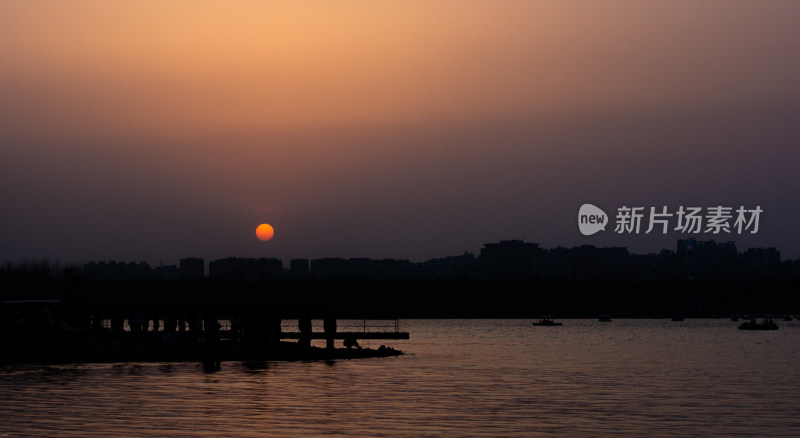 夕阳落日湖边剪影