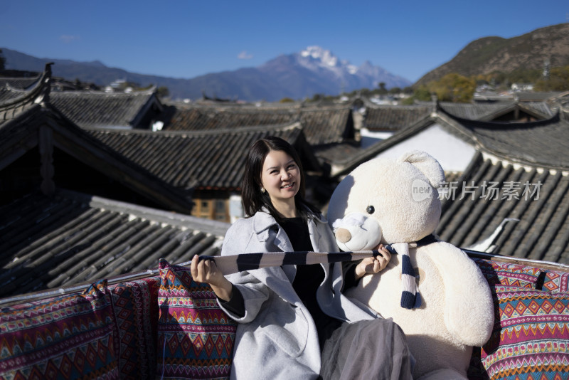 在丽江古城旅行的美女 