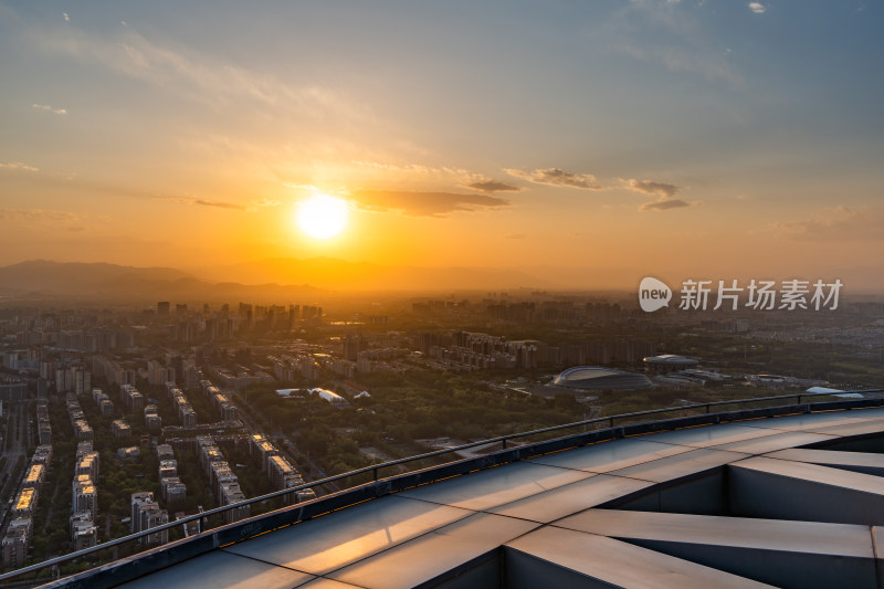 北京奥林匹克塔观景台日落西山场景