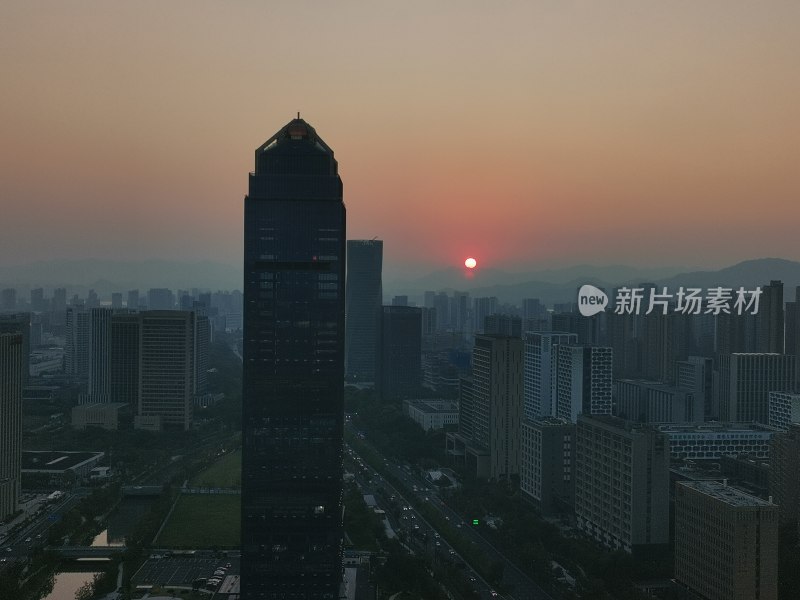 高楼大厦夕阳西下、落日余晖与晚霞