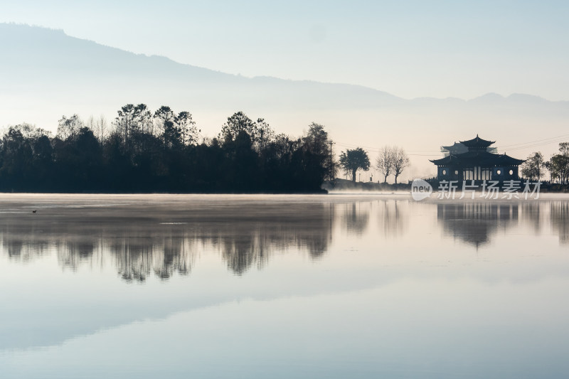 湖面倒影中式古建筑的清晨美景