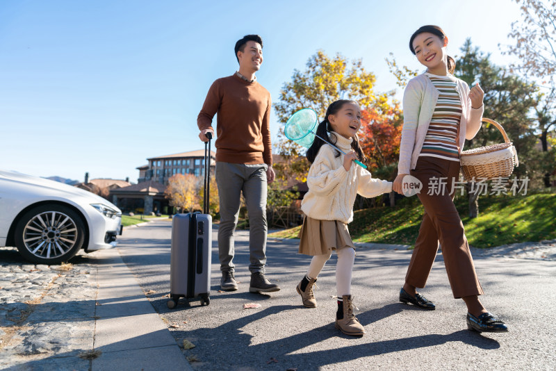 年轻夫妻带着孩子郊游