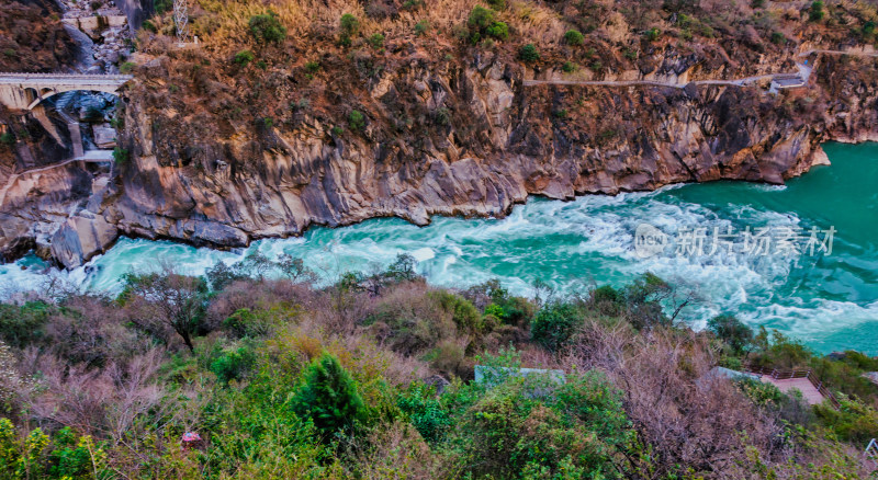 云南香格里拉虎跳峡景区峡谷河流自然风光