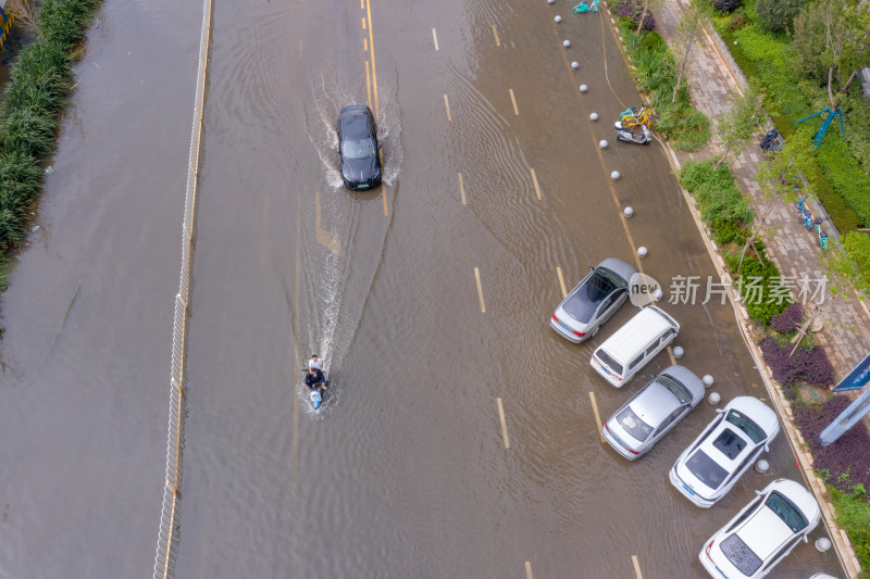 雨后积水的城市道路