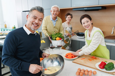 中老年人在厨房做饭