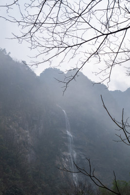 山间瀑布景观，雾气朦胧氛围独特