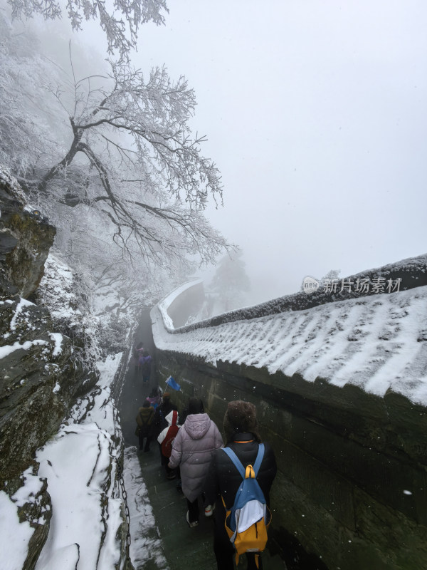 湖北武当山景区冬天大雪雾凇古建筑旅游