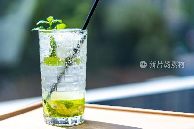木托盘上的薄荷冰饮