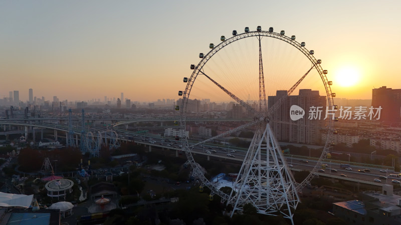 夕阳下城市中的摩天轮全景