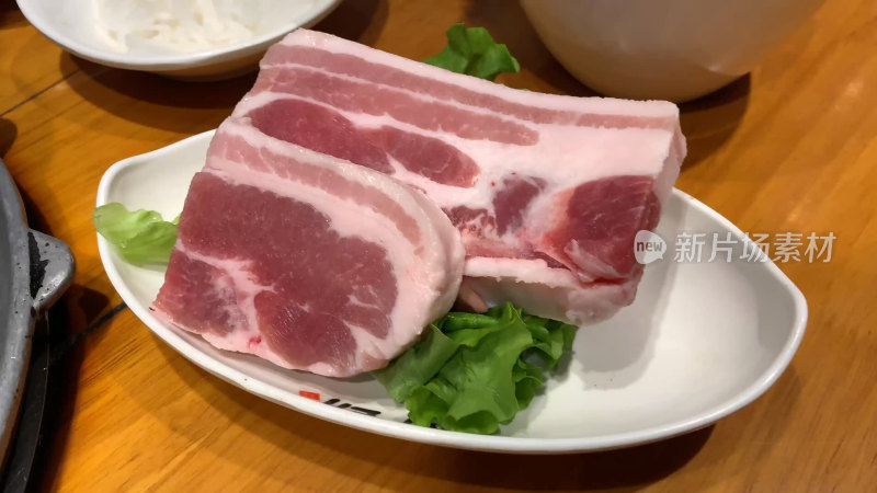 烤肉店餐桌上的五花肉