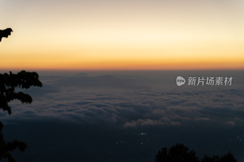 山之间的云海