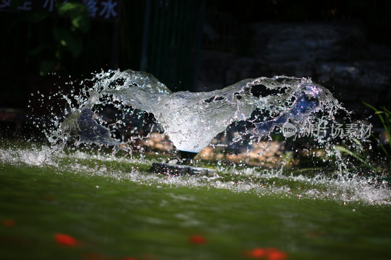 水花飞溅在水面的瞬间