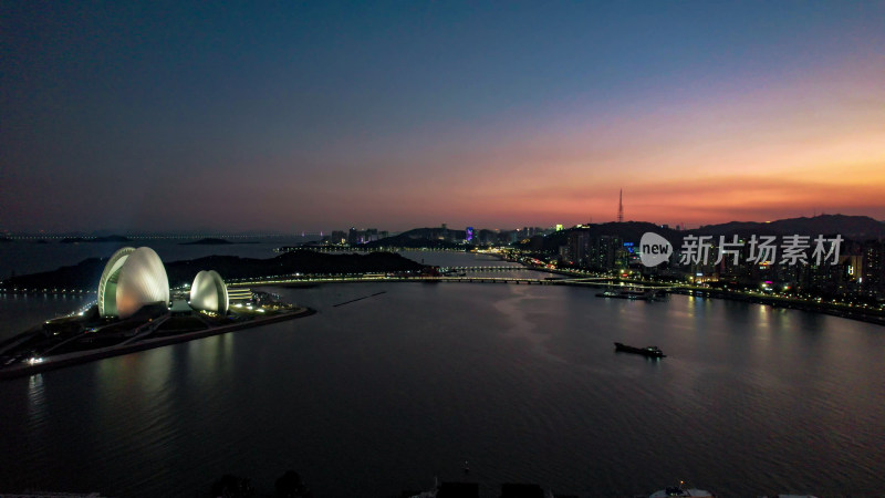 广东珠海日月贝大剧院夜景灯光航拍图