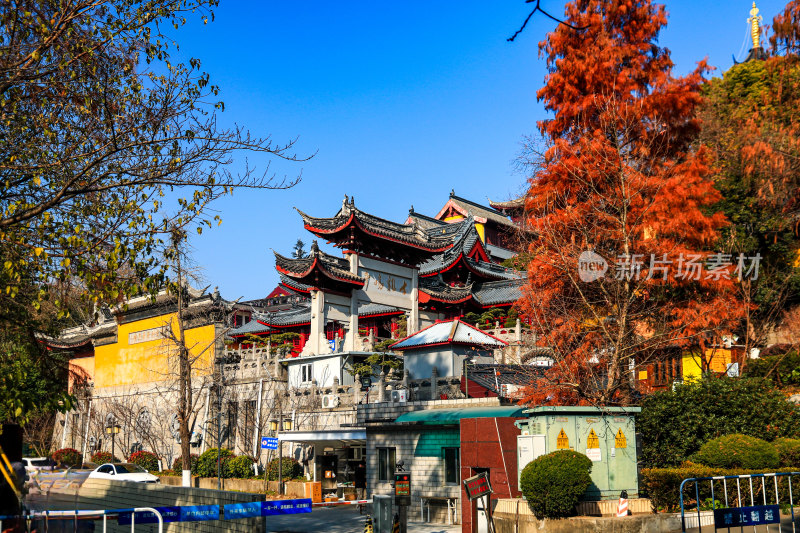 晴朗天空下的南京千年古刹鸡鸣寺