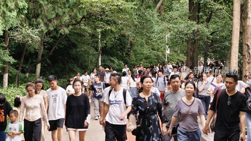 商场购物休闲人来人往