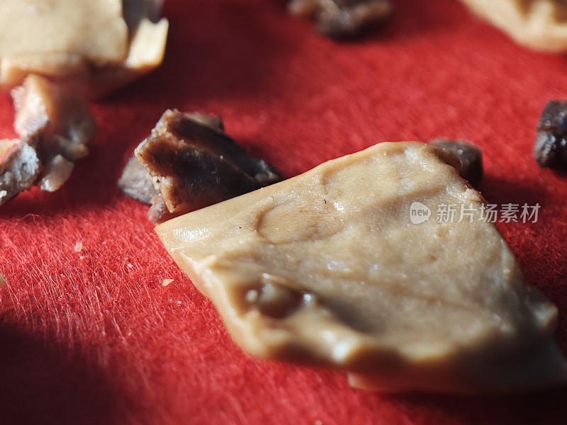 散落的块状豆干食物特写