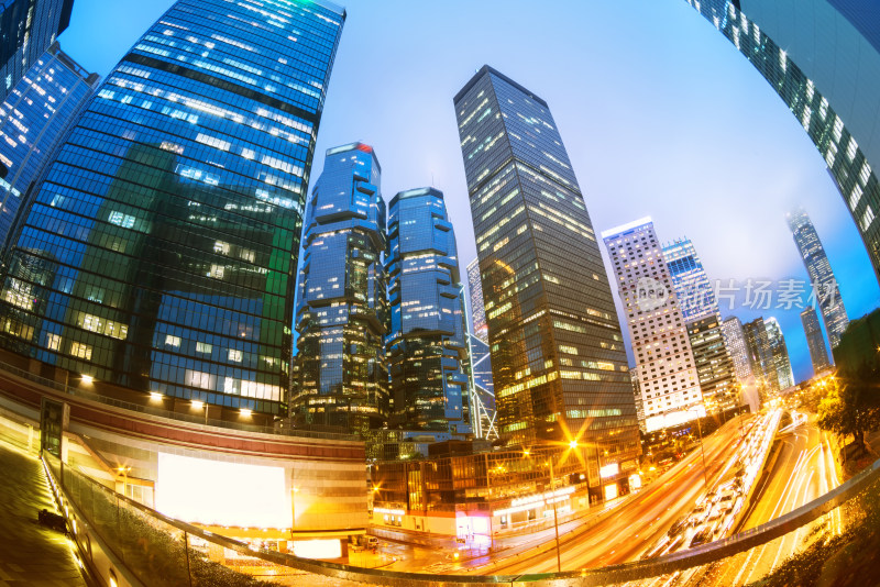 城市街道夜晚车流与高楼景观