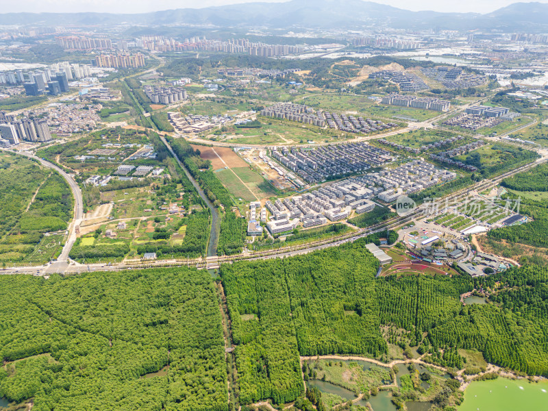 航拍滇池旁的昆明市城市风光