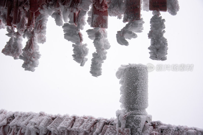 寒冷冬天冰雪霜冻的古建筑房檐走廊