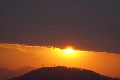 唯美日落日出山峰晚霞夕阳红色太阳清晨阳光