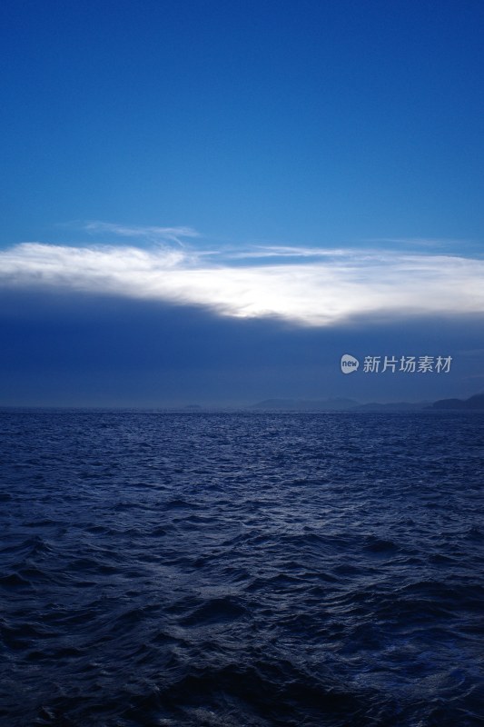 广阔海面与天空相接的壮阔景象