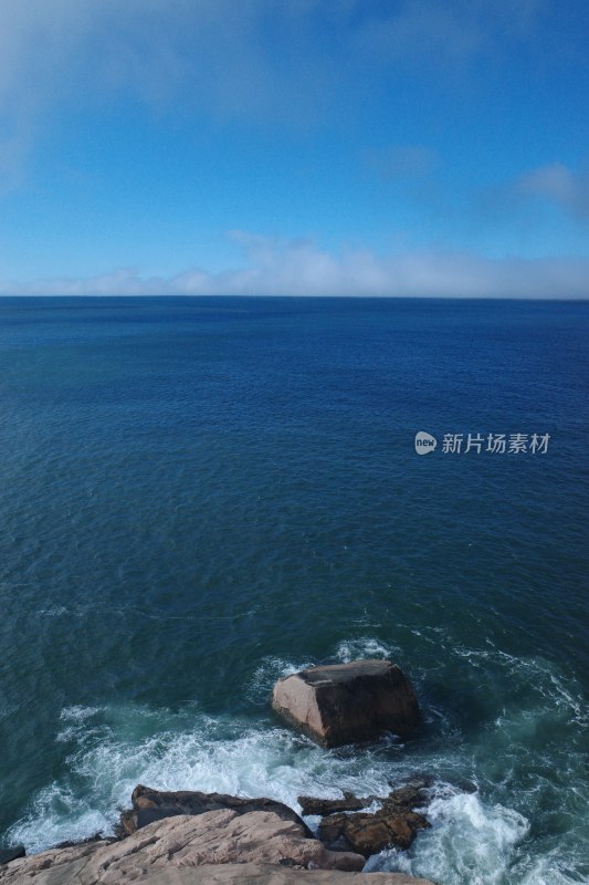 海边岩石上眺望远处大海云雾景观