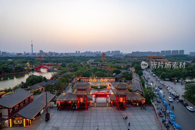 河南开封清明上河园夜幕降临夜景航拍图