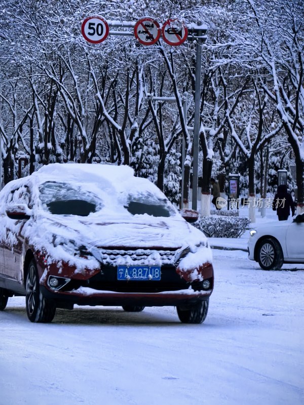 积雪覆盖的汽车行驶在冬日道路上