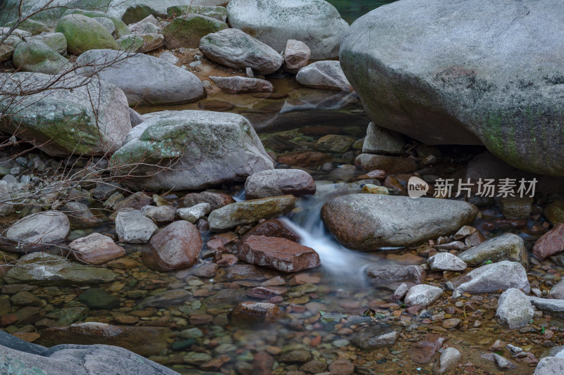 青岛崂山北九水，冬季石缝中溪水