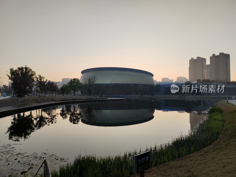 水边圆形建筑倒影之景